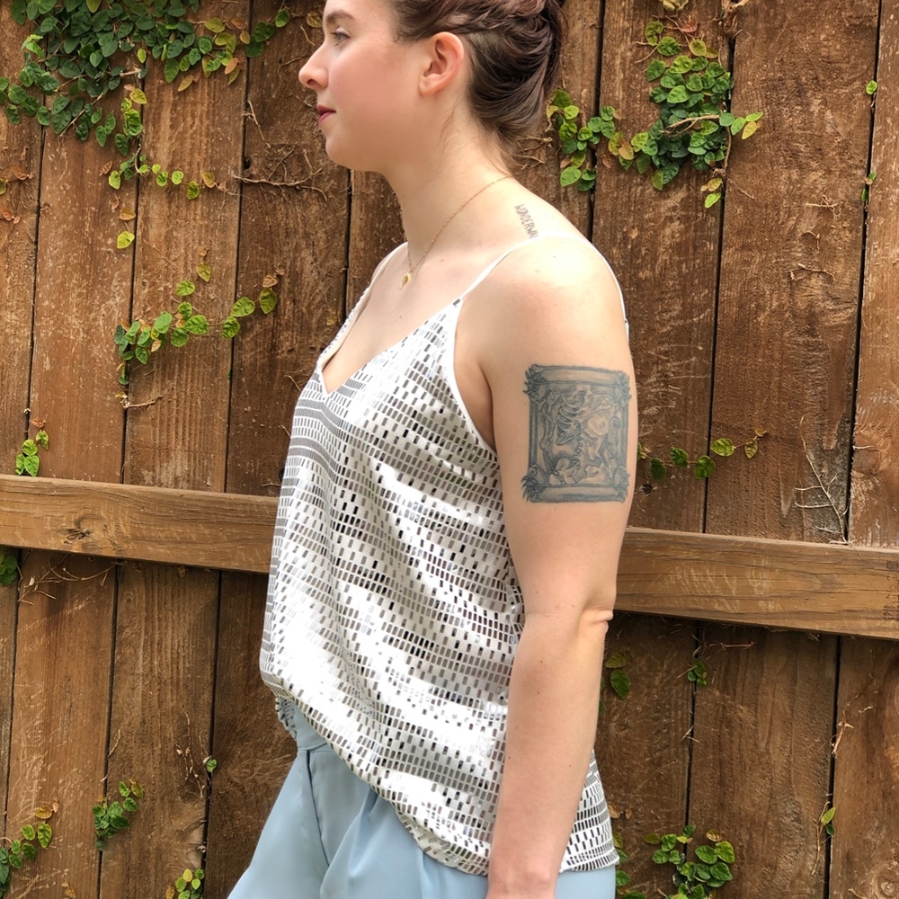 🌷PARTY CHIC🌷 Unique White Metallic V-neck Tank